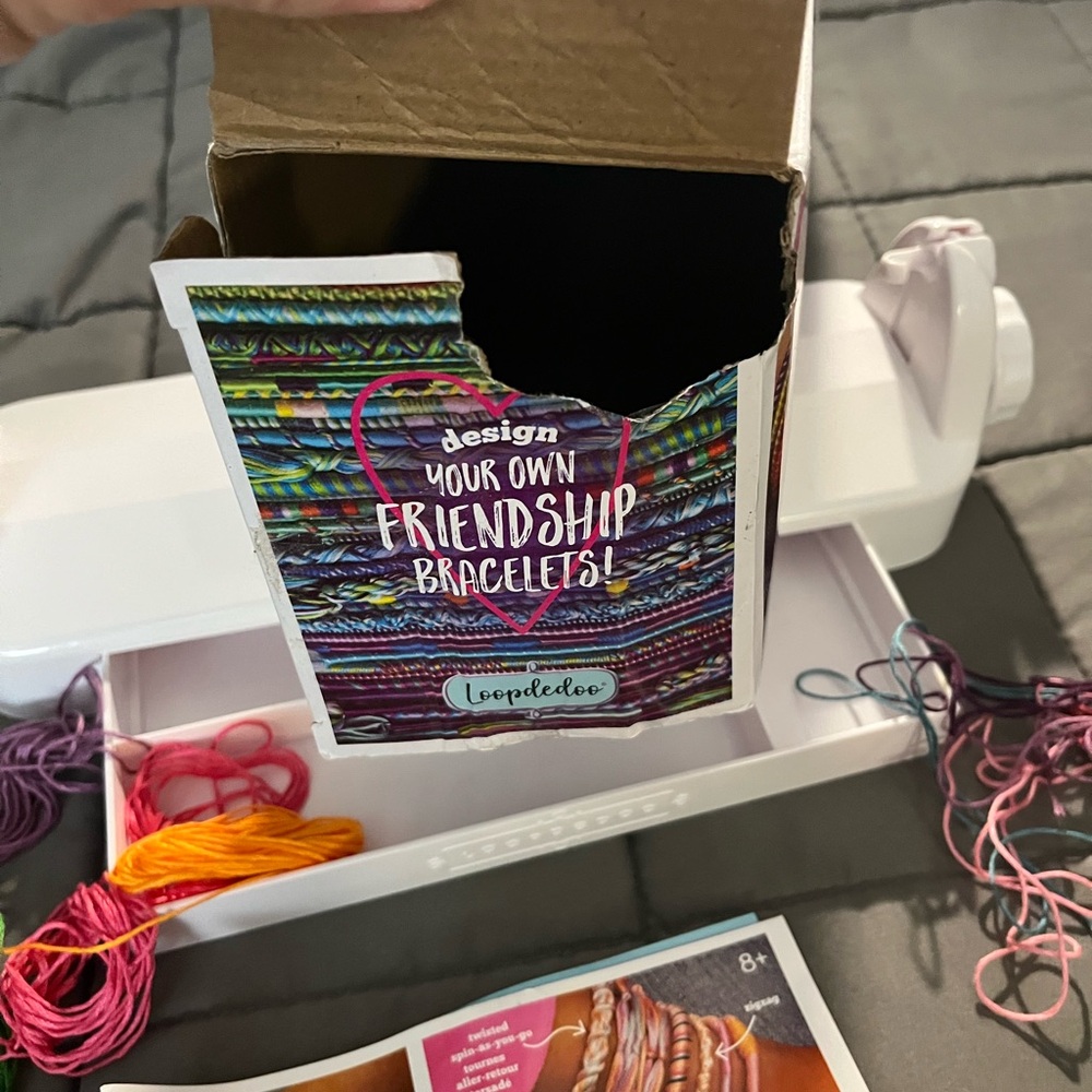Bracelet Maker with Multicolor Threads - Picture 4 of 4